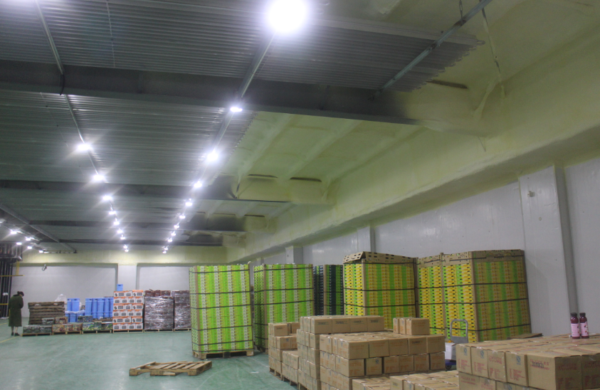 安裝一個(gè)2000平冷藏庫(kù)，冷凍庫(kù)